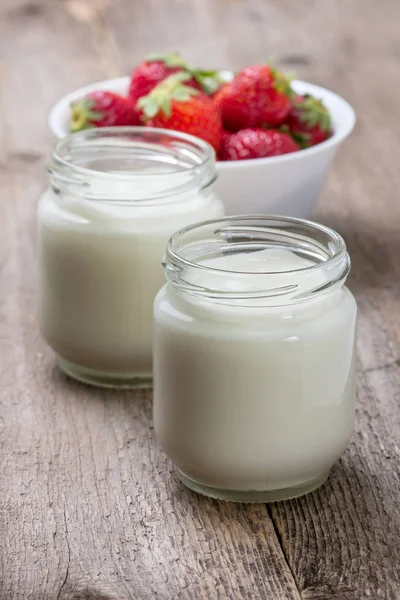 Домашний йогурт и клубника — стоковое фото