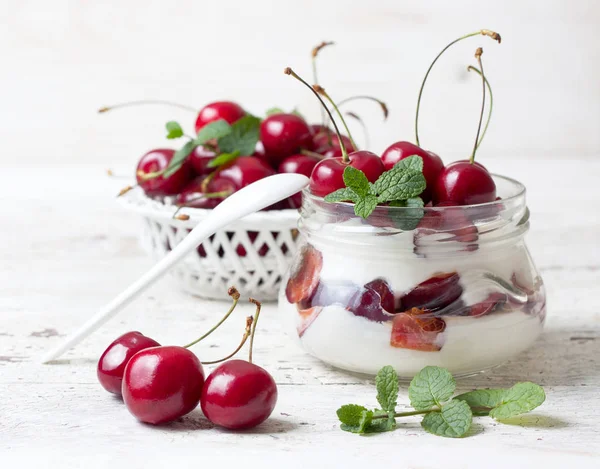 Yogur con cerezas frescas —  Fotos de Stock