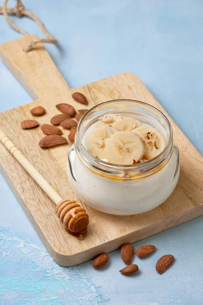 Mandeljoghurt mit Banane — Stockfoto