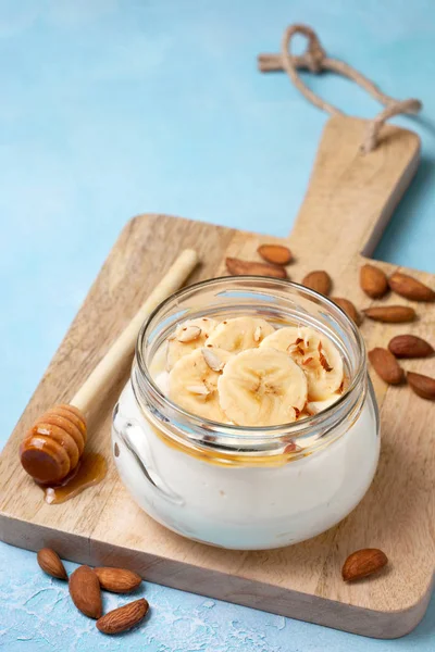 Yogurt de almendras con plátano —  Fotos de Stock