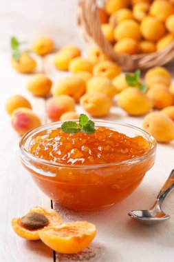 Kabın içinde kayısı reçeli 