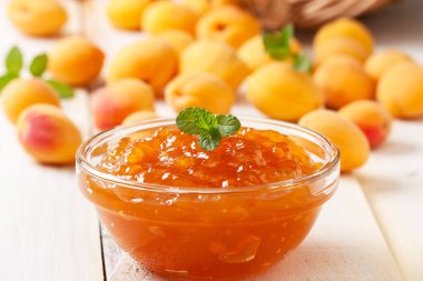 Kabın içinde kayısı reçeli 