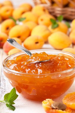 Kabın içinde kayısı reçeli 