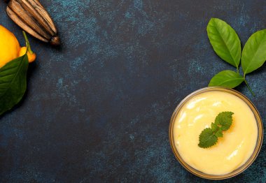 bir cam kasede Limon Lor