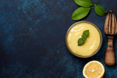 bir cam kasede Limon Lor