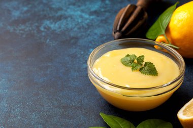 bir cam kasede Limon Lor