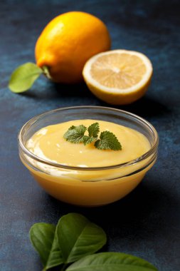 bir cam kasede Limon Lor