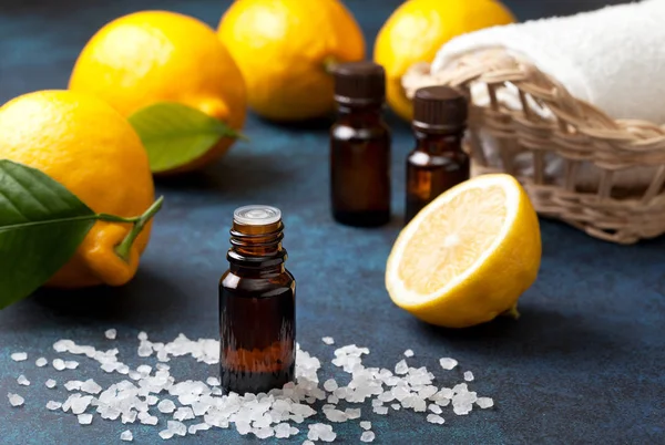 Lemon essential oil — Stock Photo, Image