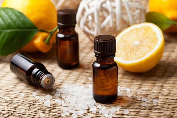 Lemon essential oil — Stock Photo, Image