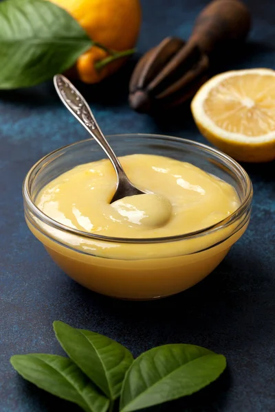 bir cam kasede Limon Lor