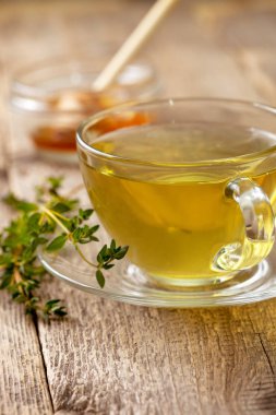 Cam bardak kekik çayı
