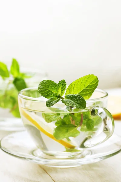 Tazze di tè con menta fresca — Foto Stock