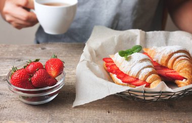 kruvasan ile taze çilek, ricotta 