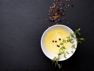 Kekik ve zeytinyağı bir fincan