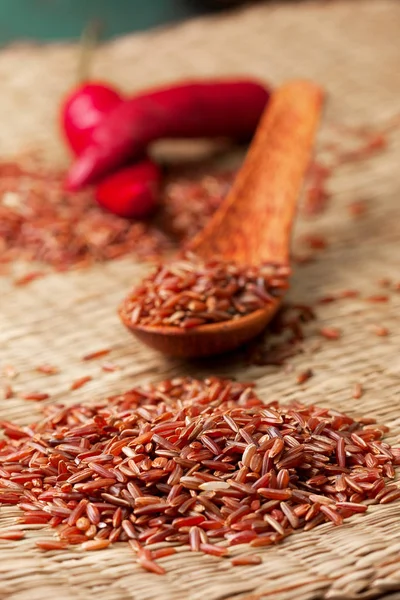 Czerwony ryż na tle słomy — Zdjęcie stockowe