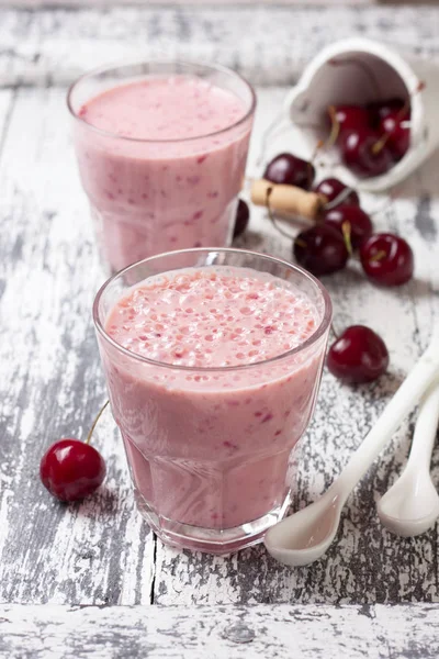 Batido con cereza en una copa —  Fotos de Stock