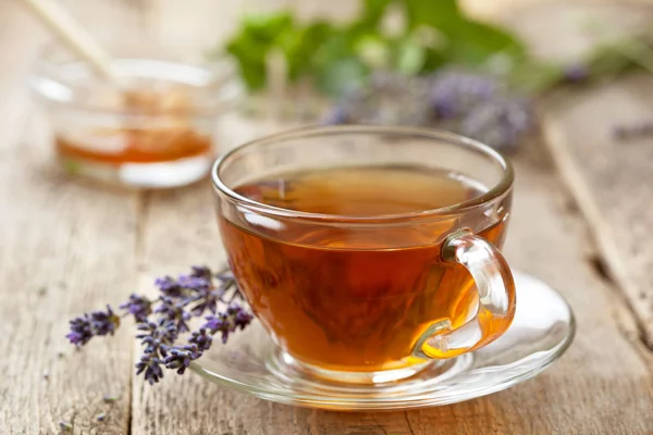 Tè alla lavanda in una tazza di vetro — Foto Stock