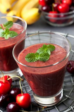 kiraz ve muz ile güler yüzlü 