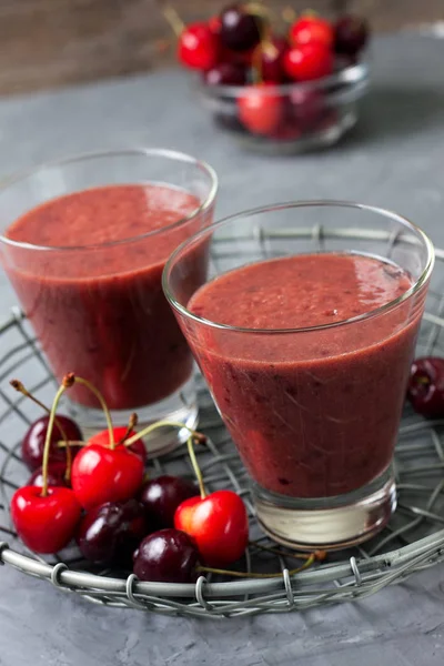 Cherry smoothies in glas — Stockfoto