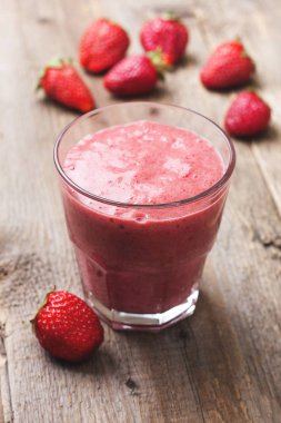 Bir bardak çilek smoothies