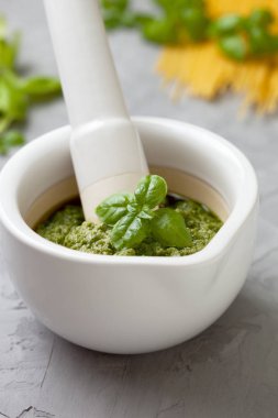 fesleğen pesto beyaz bir harç içinde 