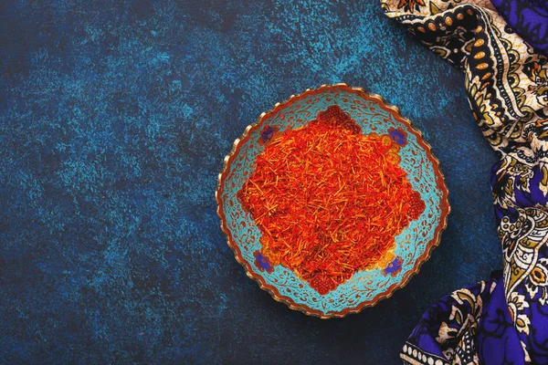 Safran metal bir kase içinde 