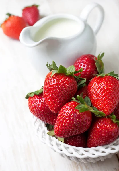 Erdbeeren und Milch — Stockfoto