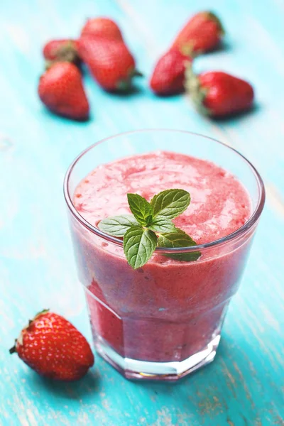 Smoothies de fresa en vidrio —  Fotos de Stock