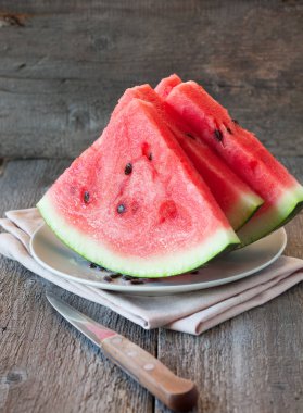 Üç dilim karpuz.
