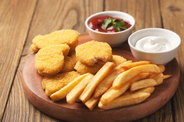 tavuk nuggets ve patates kızartması