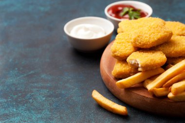 tavuk nuggets ve patates kızartması