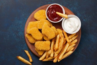 tavuk nuggets ve patates kızartması
