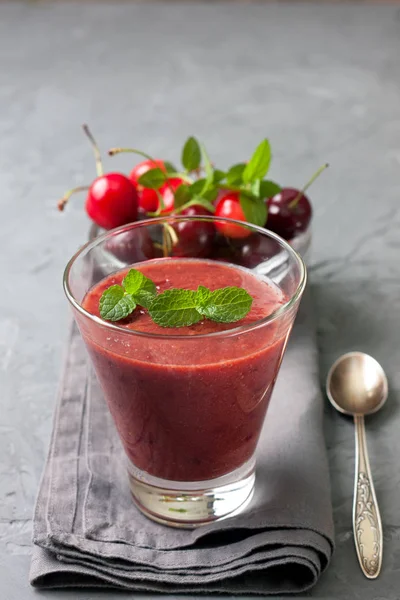 Smoothies cereza en vidrio —  Fotos de Stock