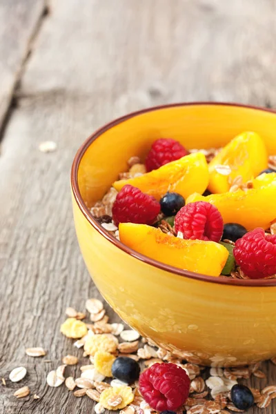 Muesli con bacche e frutta — Foto Stock