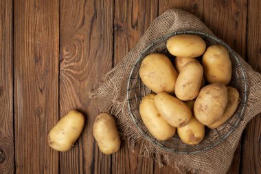 sepet içinde taze patates
