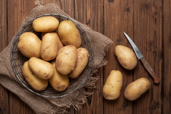 Свежий картофель в корзине — стоковое фото