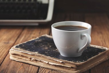  kahve ve eski daktilo 