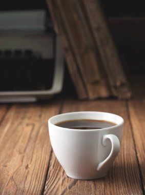  kahve ve eski daktilo 