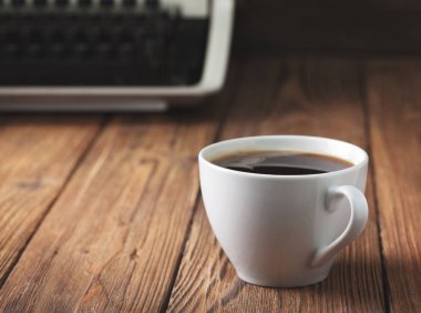  kahve ve eski daktilo 