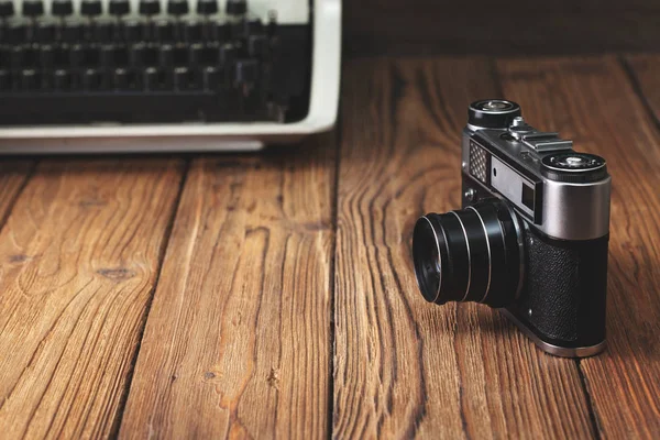 Gammal kamera och skrivmaskin — Stockfoto