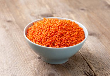 Mavi kasede kırmızı mercimek 