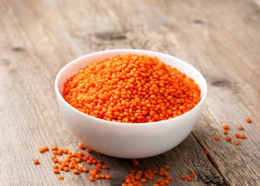 Beyaz kase kırmızı mercimek 