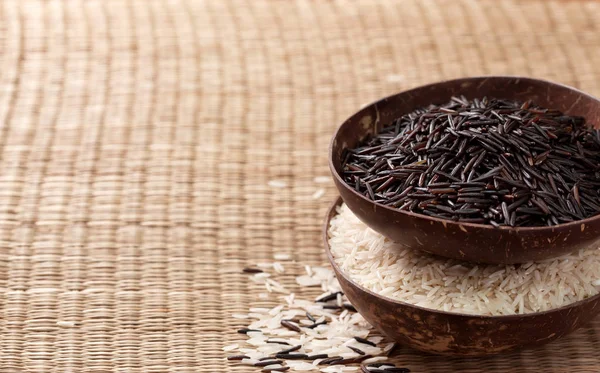 Arroz negro y arroz basmati — Foto de Stock