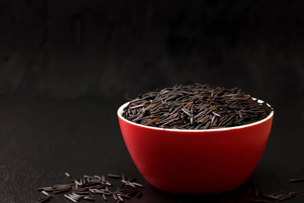 Black rice in  red bowl — Stock Photo, Image