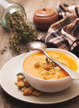 balkabağı çorbası - püresi kruton ile