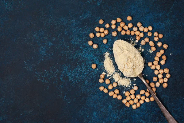 Cucchiaio vecchio con farina di ceci — Foto Stock