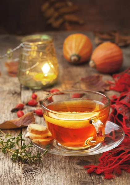 Podzimní čaj zázvor, citron — Stock fotografie