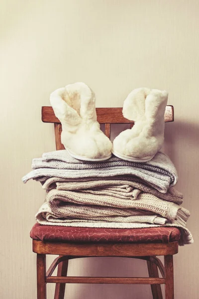 Chinelos de pele de carneiro, pilha de roupas quentes — Fotografia de Stock
