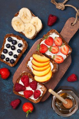 Tost krem peynir ve taze çilek ile 