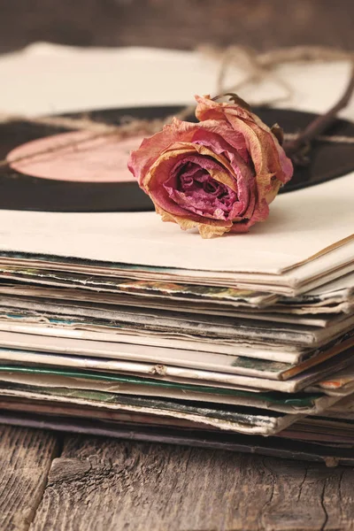 Trockene Rose auf alten Platten — Stockfoto